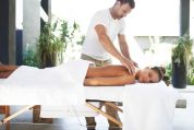 Frau lässt sich massieren frau-bei-massage